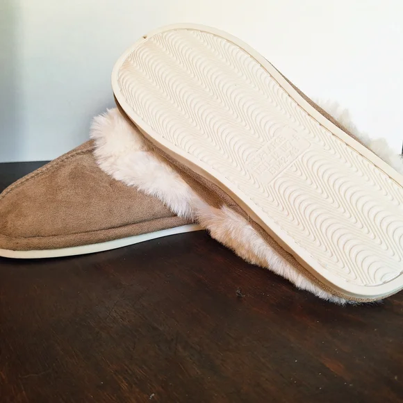 NWOT Cozy Tan Women's Slippers with Soft Fur Lining - Picture 5 of 6